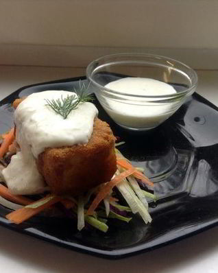 Морской окунь в куркуме со свежим салатом и соусом дзадзики