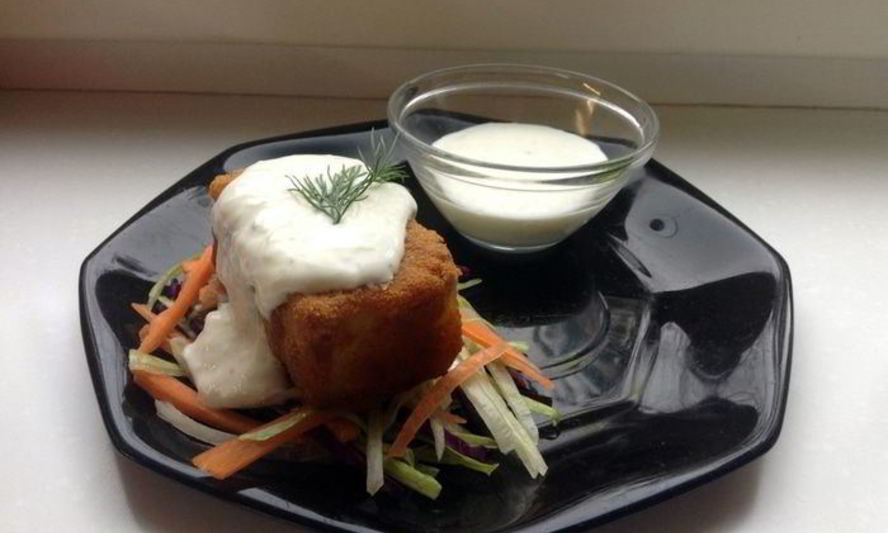 Рецепт морского окуня в куркуме со свежим салатом и соусом дзадзики