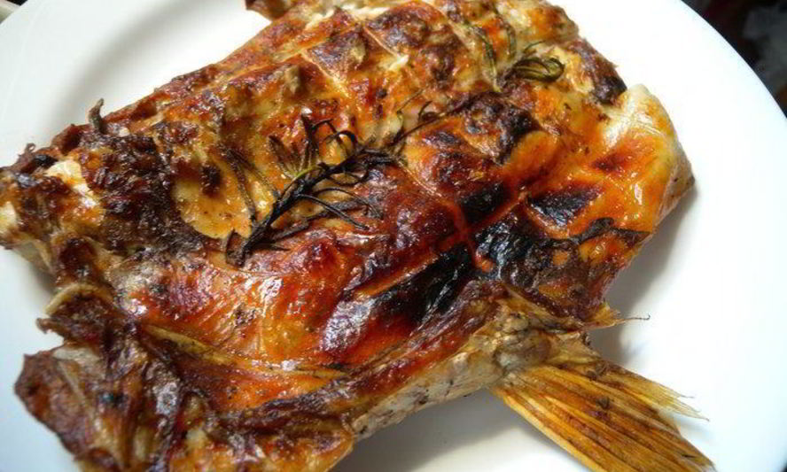 Рецепт пеленгаса с розмарином на углях