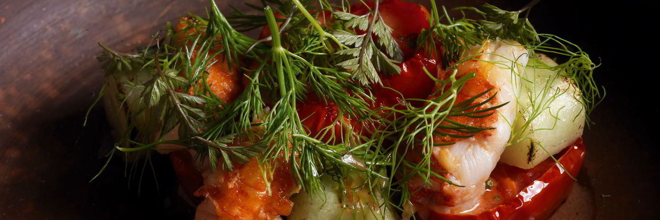 Раки с бакинскими помидорами и жареными огурцами