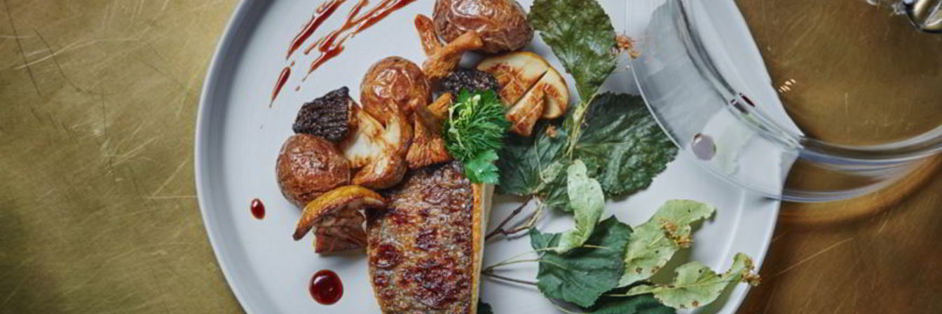 Речная форель на гриле с липой и лесными грибами