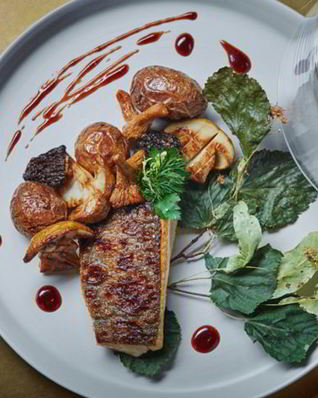 Речная форель на гриле с липой и лесными грибами