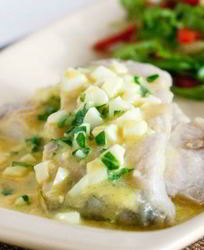 Рыба отварная с соусом польским