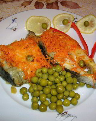 Рыба под морковно-сырной шубой
