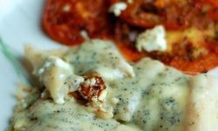 Рецепт рыбы с голубым сыром и жареными помидорами