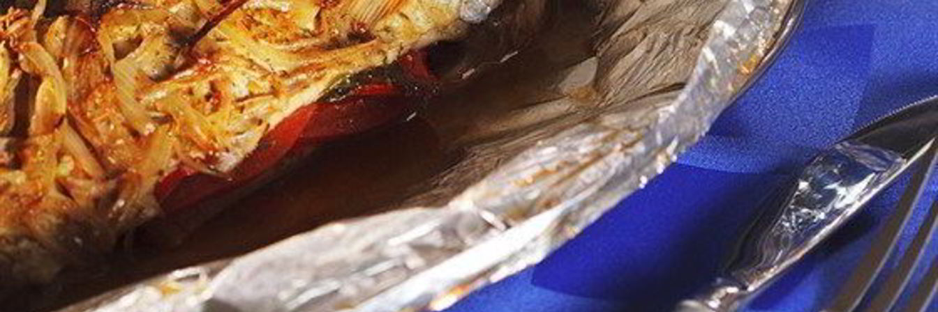 Рыба в фольге с томатами, петрушкой и соком лайма