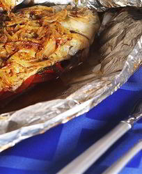 Рыба в фольге с томатами, петрушкой и соком лайма