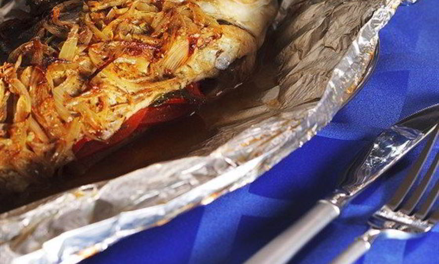 Рецепт рыбы в фольге с томатами, петрушкой и соком лайма