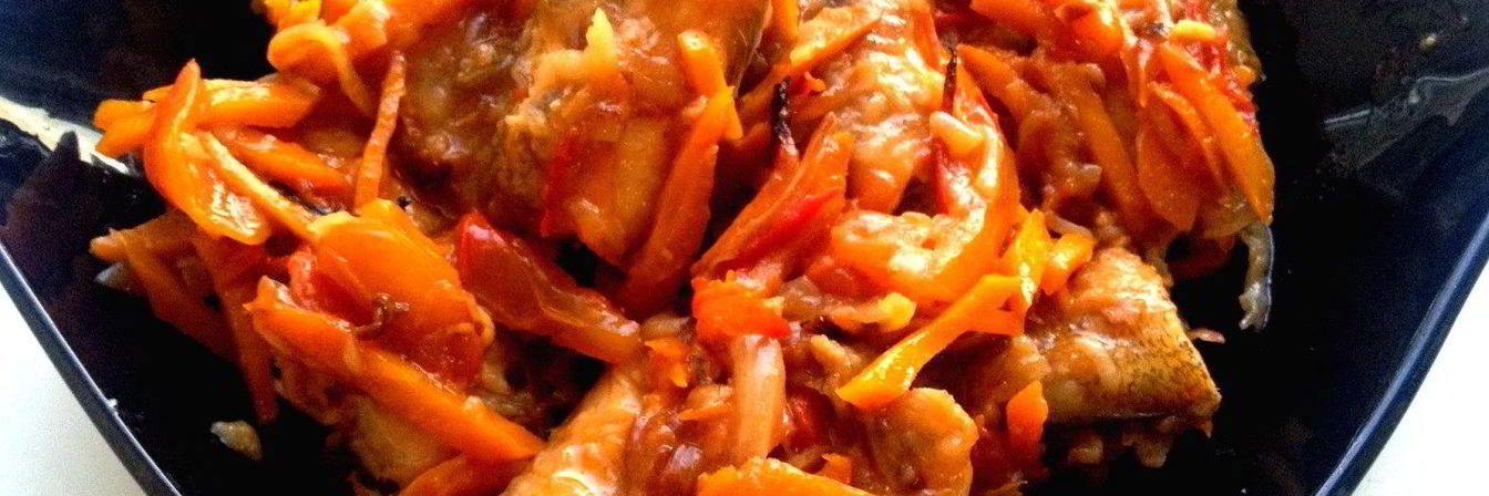Щука, тушенная с морковью и луком