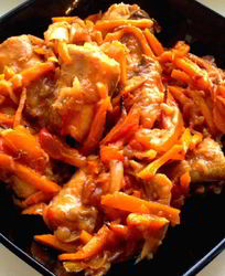 Щука, тушенная с морковью и луком