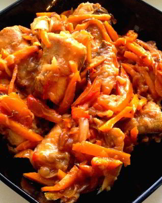 Щука, тушенная с морковью и луком