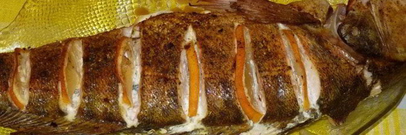 Судак с лимоном и луком