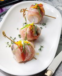 Треска с черносливом в беконе