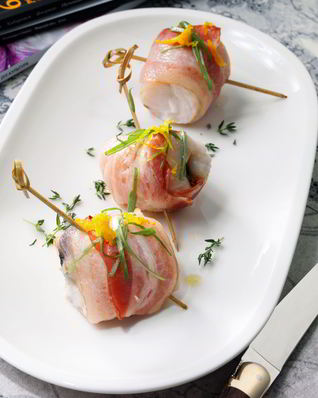 Треска с черносливом в беконе