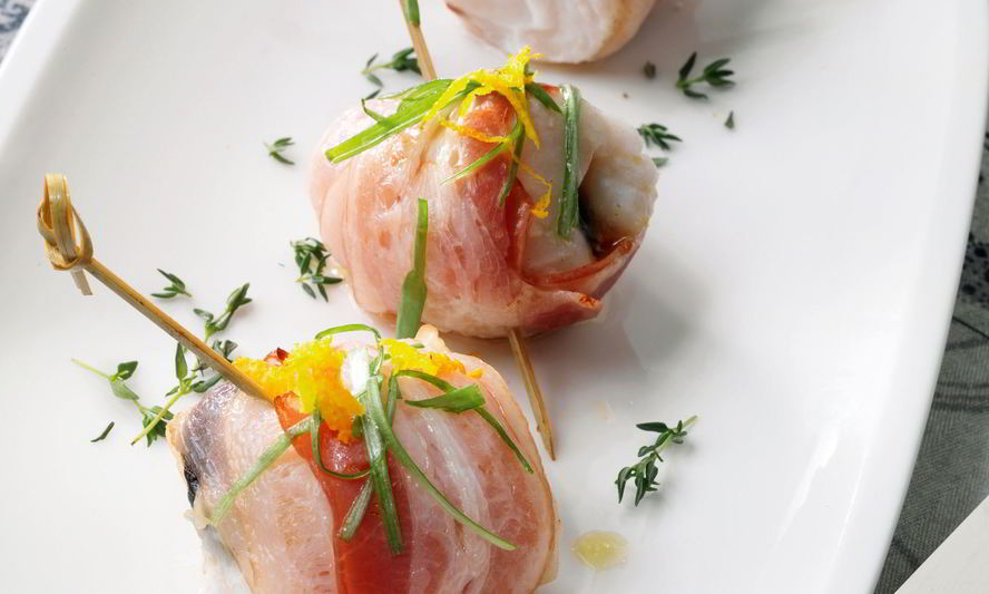 Рецепт трески с черносливом в беконе