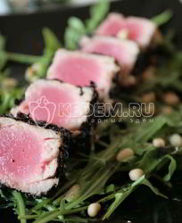 Тунец, обжаренный в чае, с рукколой