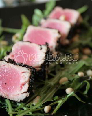 Тунец, обжаренный в чае, с рукколой