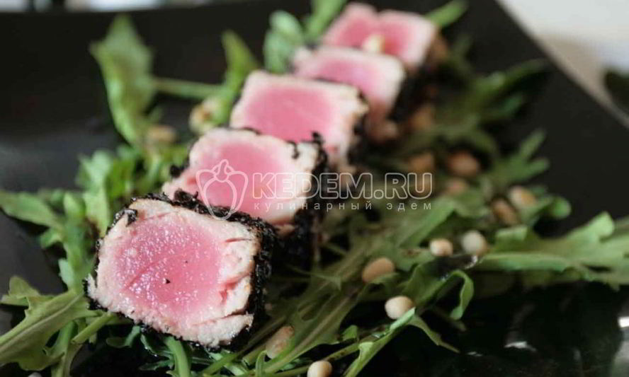 Рецепт тунца, обжаренного в чае, с рукколой