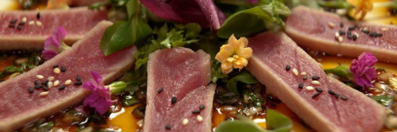 Тунец с острой сальсой и салатным миксом