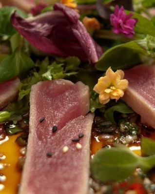 Тунец с острой сальсой и салатным миксом