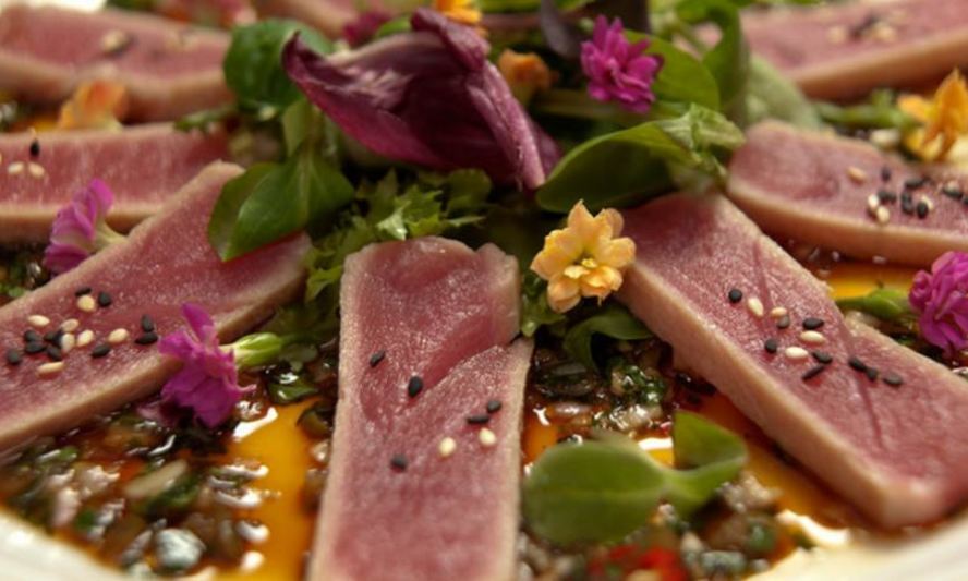 Рецепт тунца с острой сальсой и салатным миксом