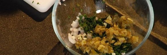 тунец с острой сальсой и салатным миксом