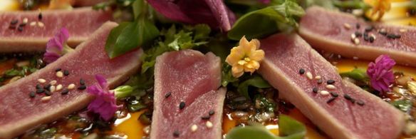 тунец с острой сальсой и салатным миксом