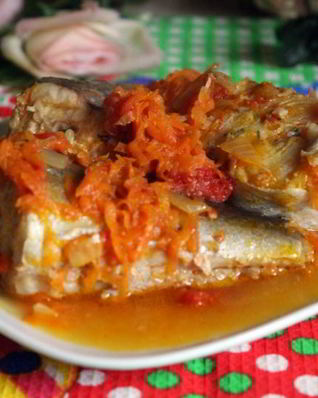 Тушеный хек с овощами