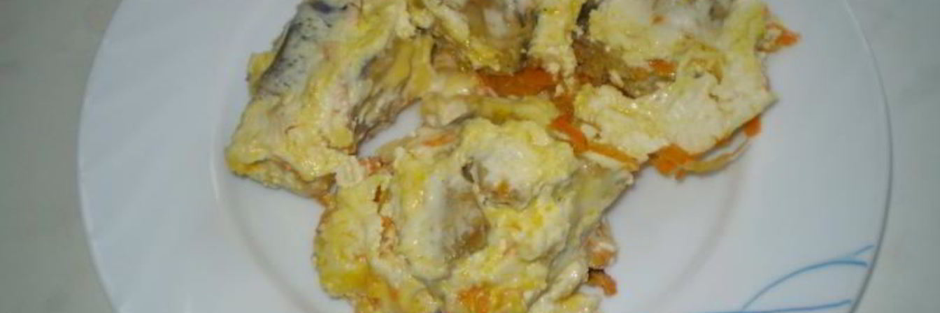 Тушеный минтай в сметане с луком и морковью