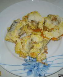 Тушеный минтай в сметане с луком и морковью