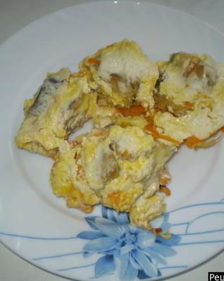 Тушеный минтай в сметане с луком и морковью