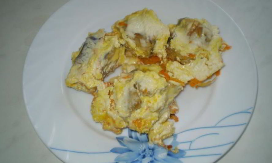 Рецепт тушеного минтая в сметане с луком и морковью