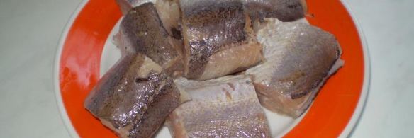 тушеный минтай в сметане с луком и морковью