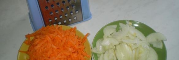 тушеный минтай в сметане с луком и морковью