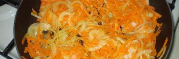 тушеный минтай в сметане с луком и морковью