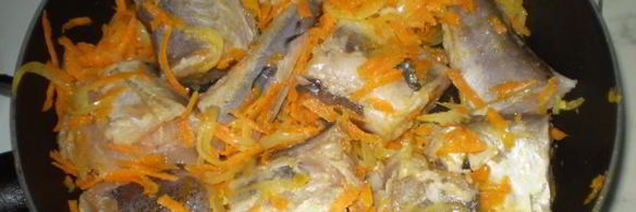 тушеный минтай в сметане с луком и морковью