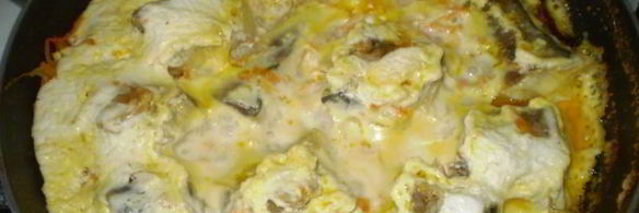 тушеный минтай в сметане с луком и морковью