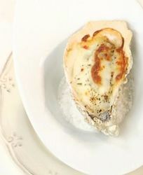 Устрицы, гратинированные под сыром моцарелла