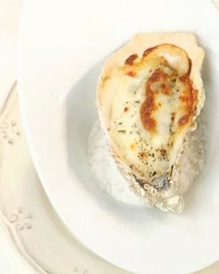 Устрицы, гратинированные под сыром моцарелла