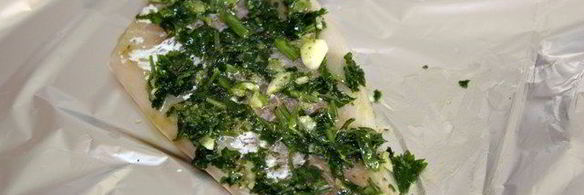 запеченное рыбное филе с чесноком, петрушкой и орегано