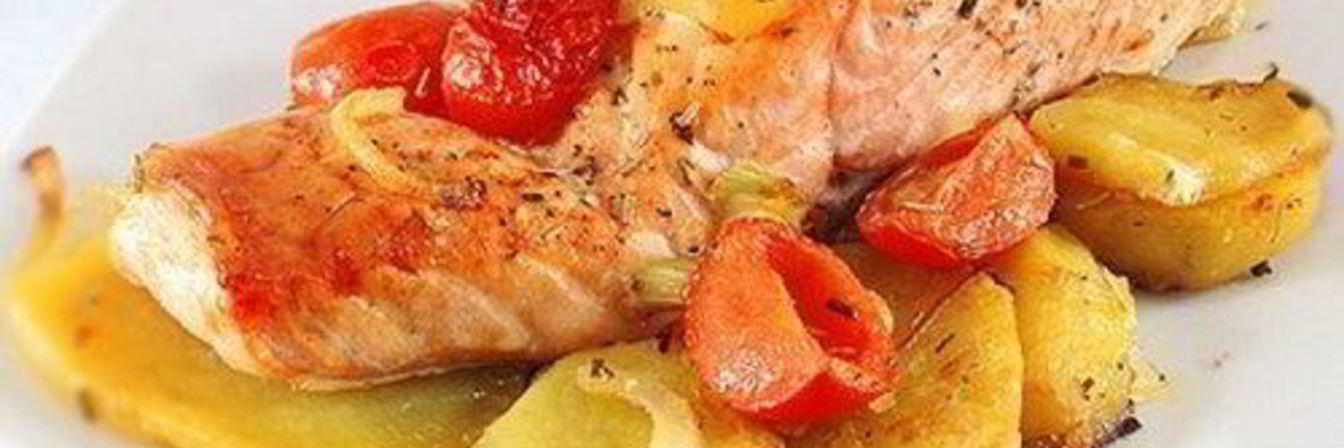 Запеченный лосось с картофелем, сельдереем и помидорами черри