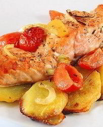 Запеченный лосось с картофелем, сельдереем и помидорами черри