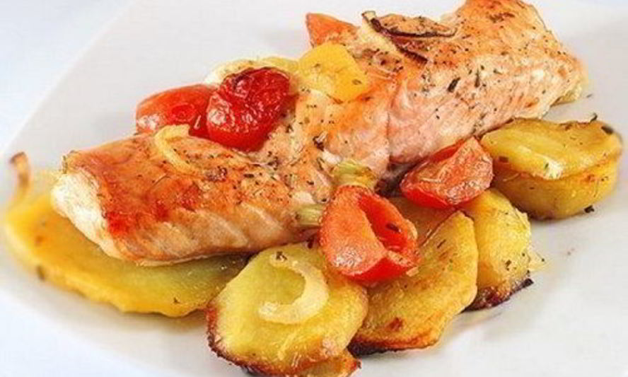 Рецепт запеченного лосося с картофелем, сельдереем и помидорами черри