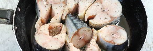 жареная скумбрия на сковороде