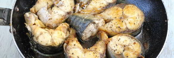 жареная скумбрия на сковороде