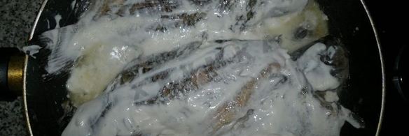 жареный карась в сметане на сковороде