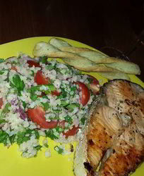 Жареный лосось с гарниром из кускуса с черри и красным луком