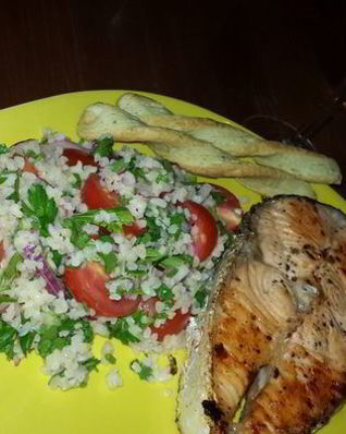 Жареный лосось с гарниром из кускуса с черри и красным луком