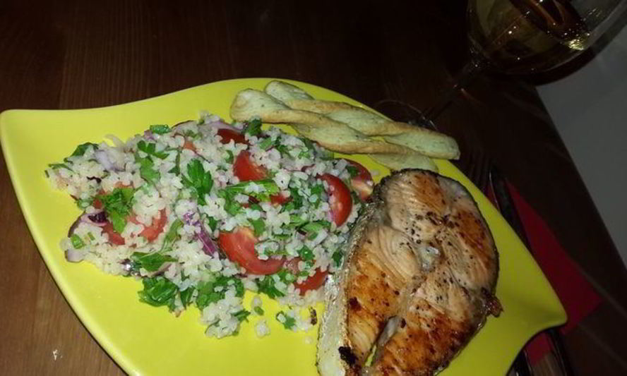 Рецепт жареного лосося с гарниром из кускуса с черри и красным луком