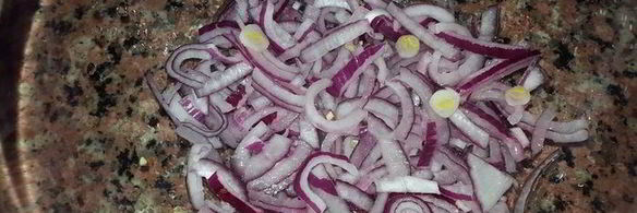 жареный лосось с гарниром из кускуса с черри и красным луком